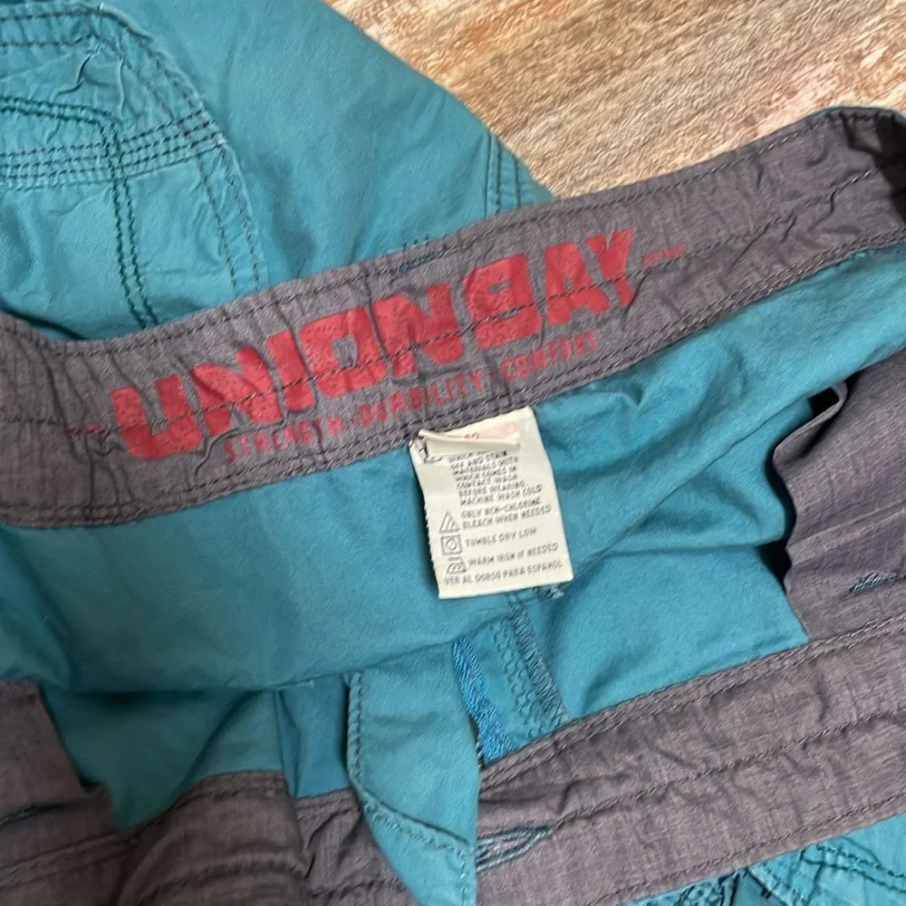 UNIONBAY has zipper